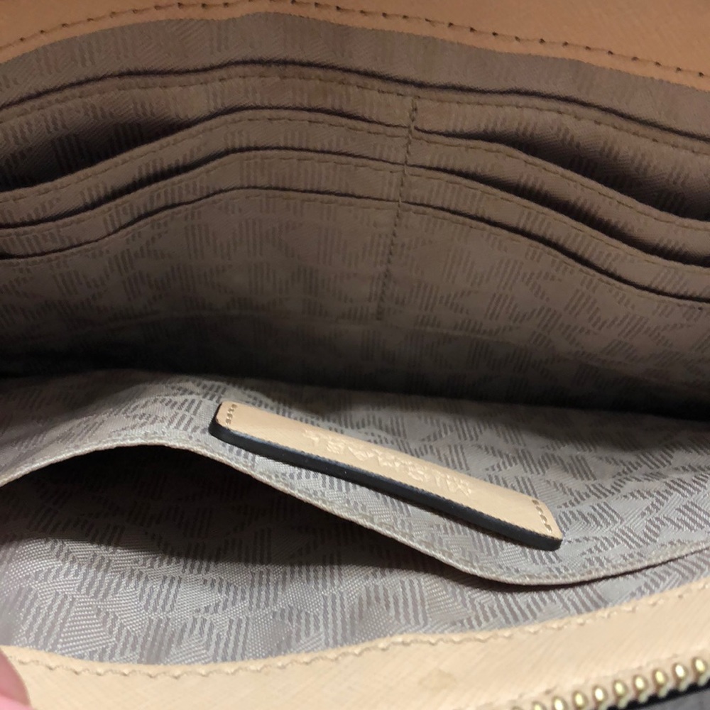 Michael Kors blush crossbody purse with gold - Picture 3 of 7